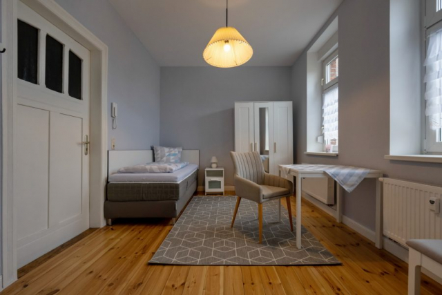 Seniorenwohnanlage in Aken – möbliertes Zimmer als Einrichtungsbeispiel im Erdgeschoß