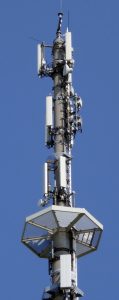 Sendemast mit Mobilfunkantenne und Richtfunk