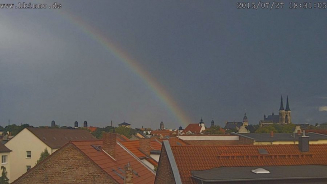 Regenbogen über Stadt im Sommer 2015