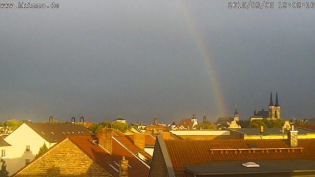 Regenbogen über der Stadt im Sommer 2015